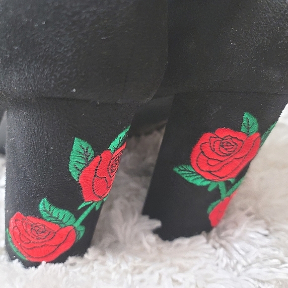 Wild Diva Faux Suede Rose Embroidered Almond Toe Booties Boots Size 9 - Picture 3 of 10